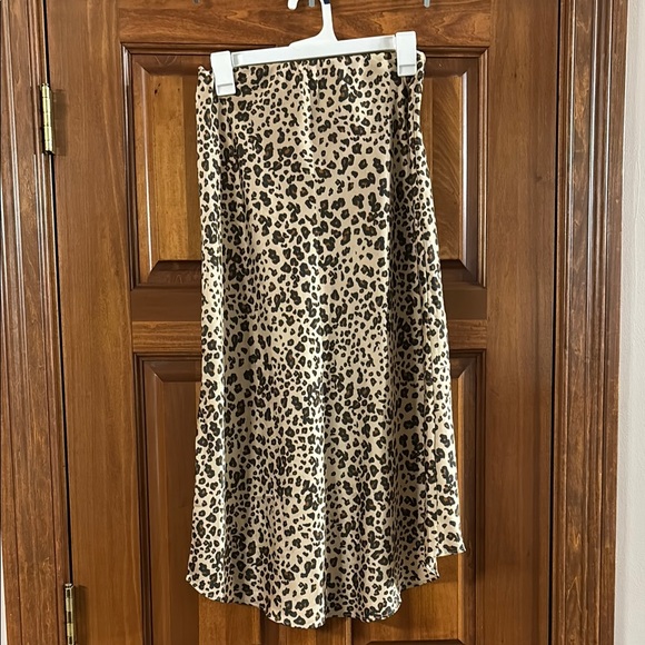 Abercrombie & Fitch Dresses & Skirts - Leopard midi skirt NEVER WORN.